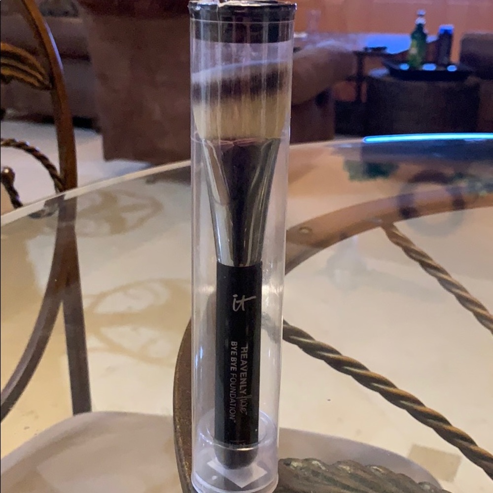 It foundation brush